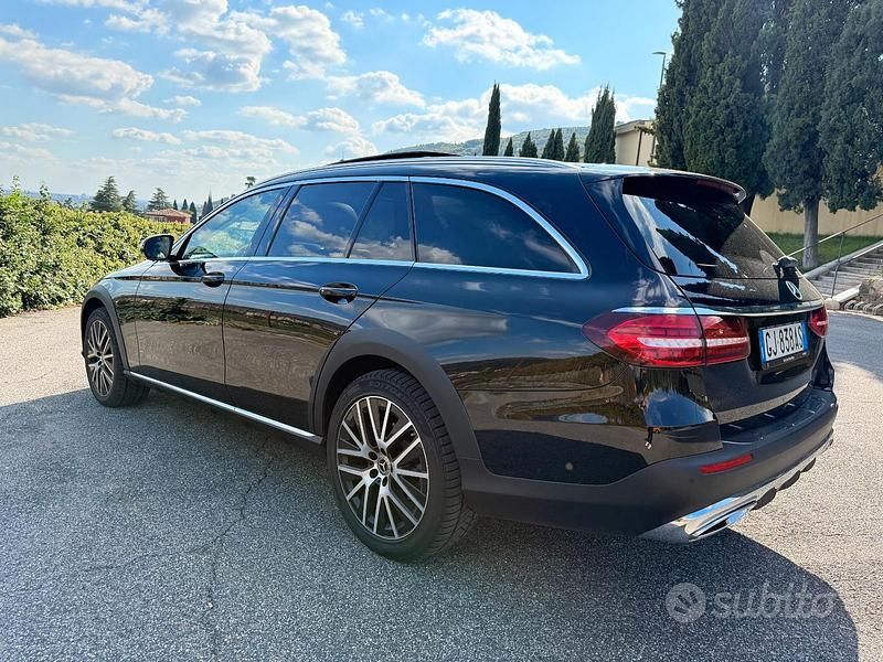 Nero Usata 2022 Mercedes E220 Station wagon | 27.000 € (Buon prezzo) - Immagine 1/4