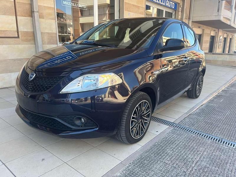 Usata Lancia Ypsilon Gold 69 CV (50 kW) 2021 Blu/azzurro Utilitaria