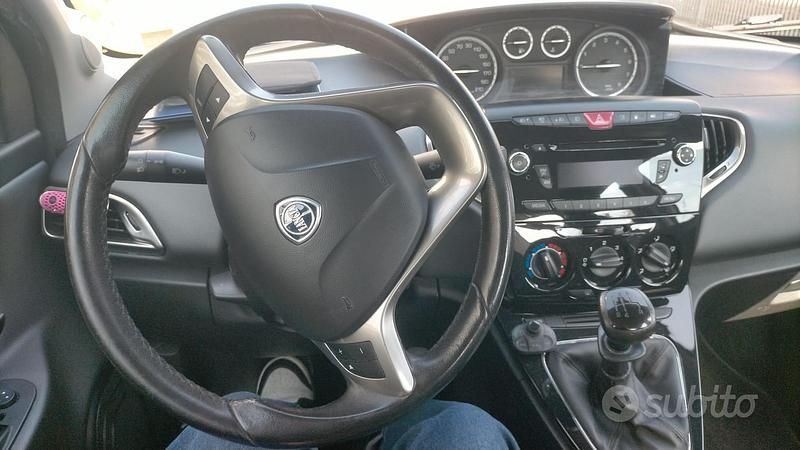 Usata Lancia Ypsilon 80 CV (58 kW) 2013 Bianco Utilitaria