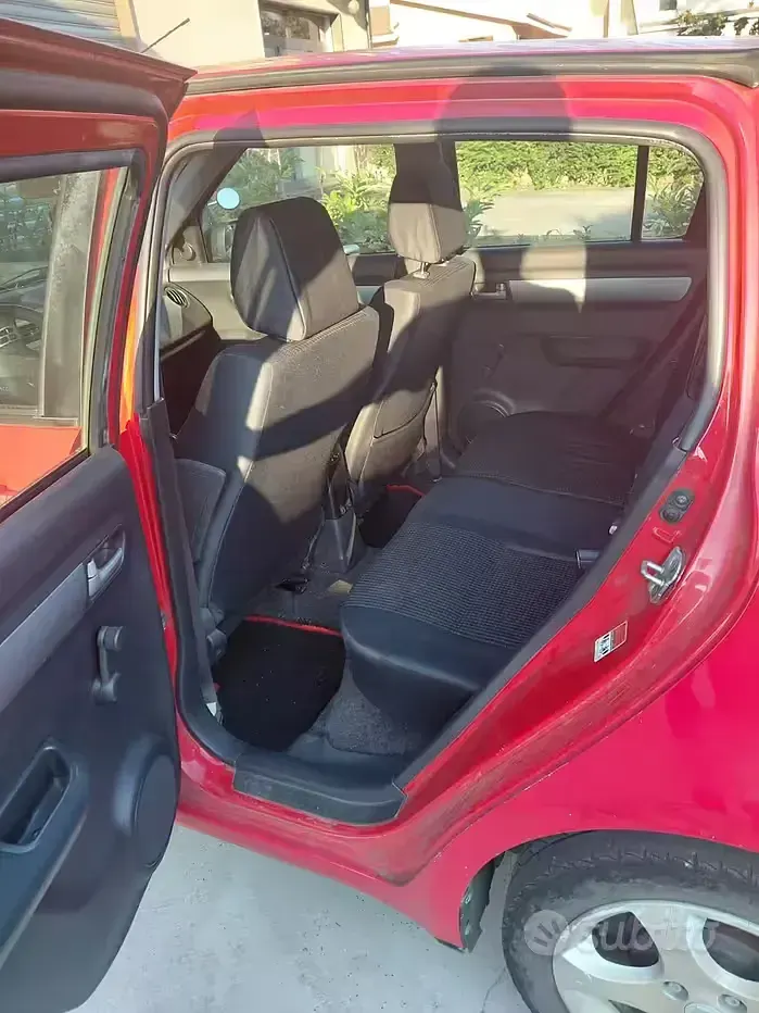 Usata Suzuki Swift 92 CV (67 kW) 2005 Rosso Utilitaria