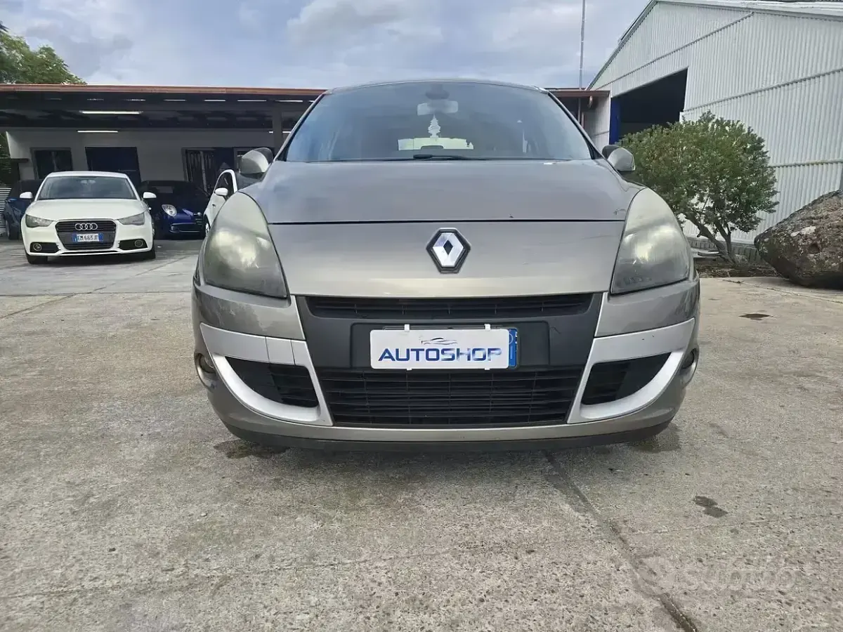 Usata Renault Scénic 110 CV (80 kW) 2010 Marrone Monovolume