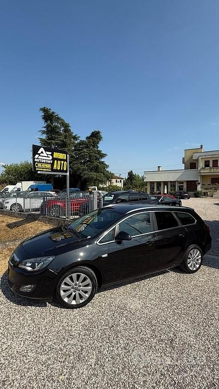 Nero Usata 2011 Opel Astra Cosmo Station wagon | 5700 € (Molto cara) - Immagine 1/4