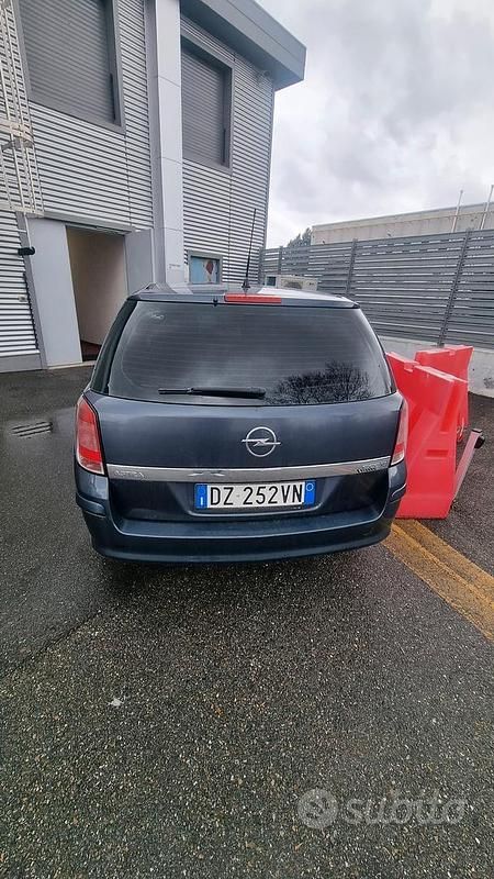 Usata Opel Astra Selection 110 CV (80 kW) 2010 Station wagon