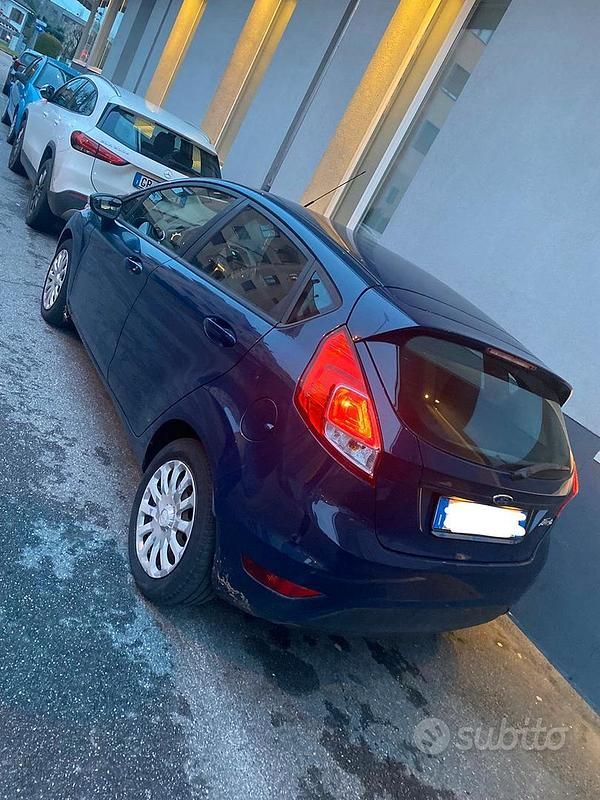 Usata Ford Fiesta 92 CV (67 kW) 2015 Blu Berlina