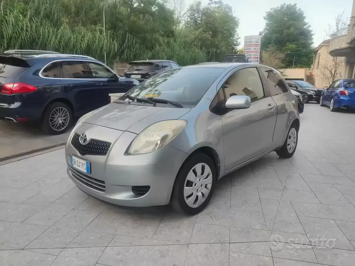 Usata Toyota Yaris Sol 69 CV (50 kW) 2008 Grigio Utilitaria