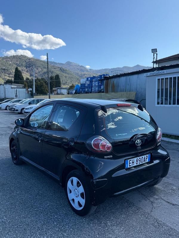 Usata Toyota Aygo 67 CV (49 kW) 2011 Nero Utilitaria