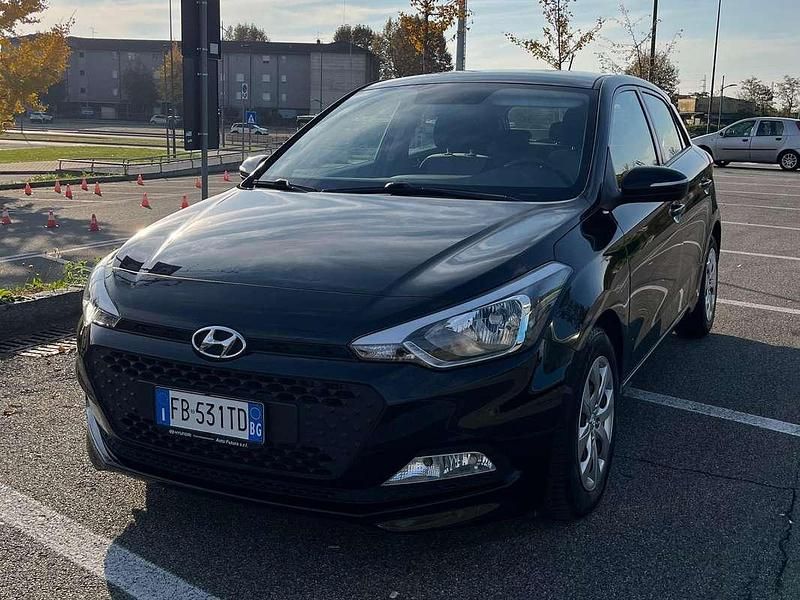 Nero Usata 2015 Hyundai i20 Classic Due volumi | 8600 € (Buon prezzo) - Immagine 1/4
