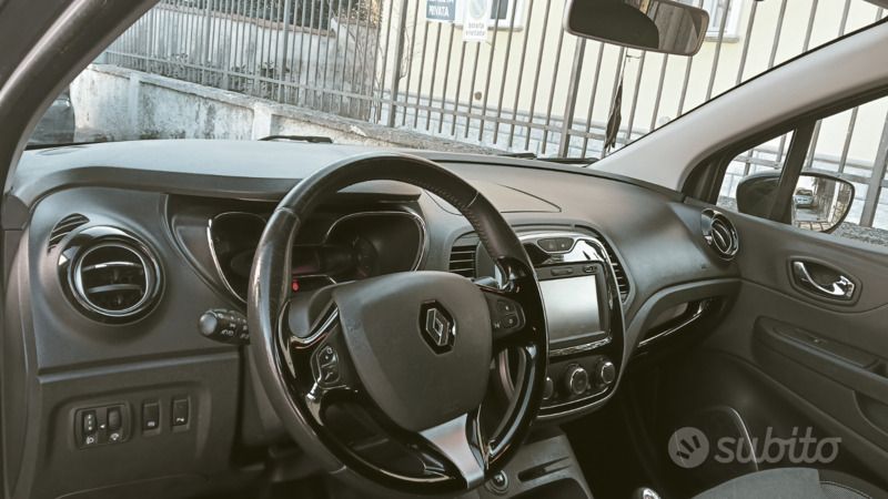 Usata Renault Captur Zen 90 CV (66 kW) 2016 Grigio SUV