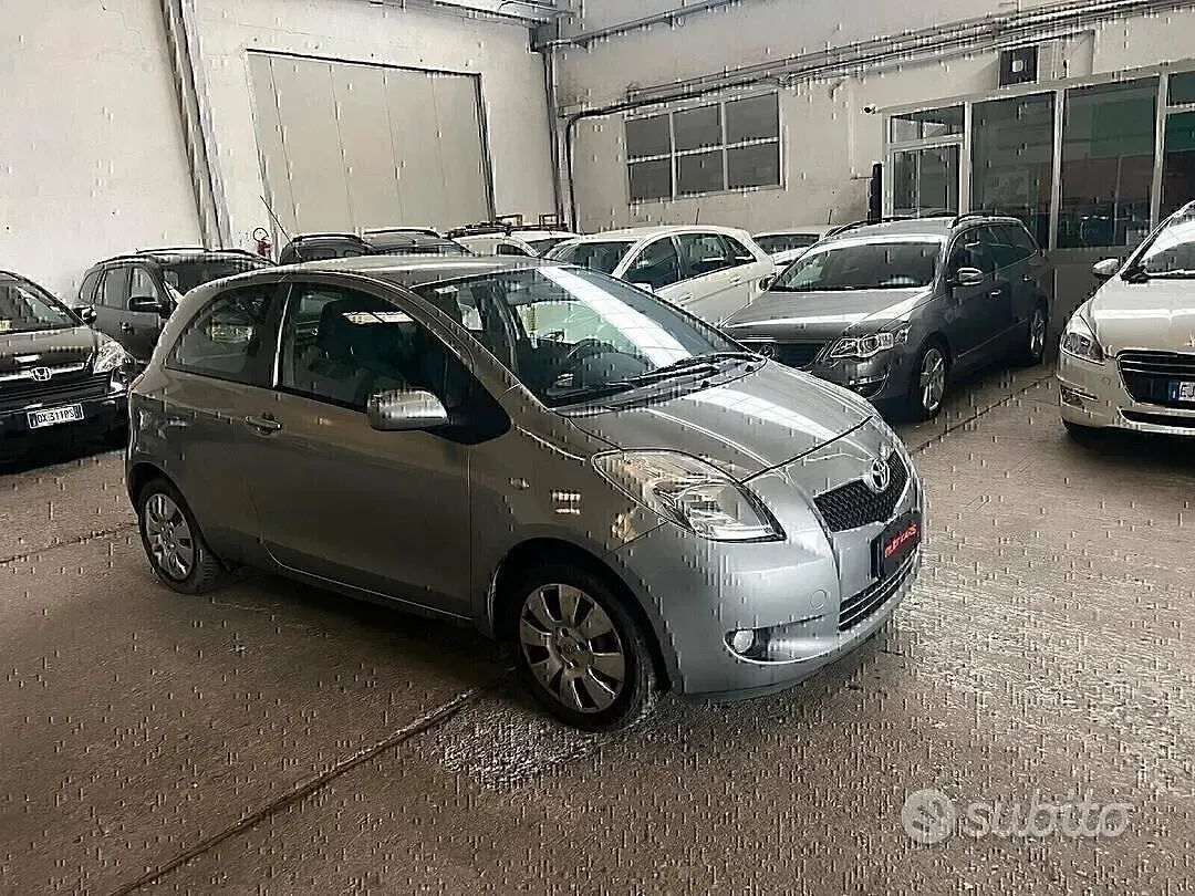 Usata Toyota Yaris 84 CV (61 kW) 2007 Grigio Utilitaria