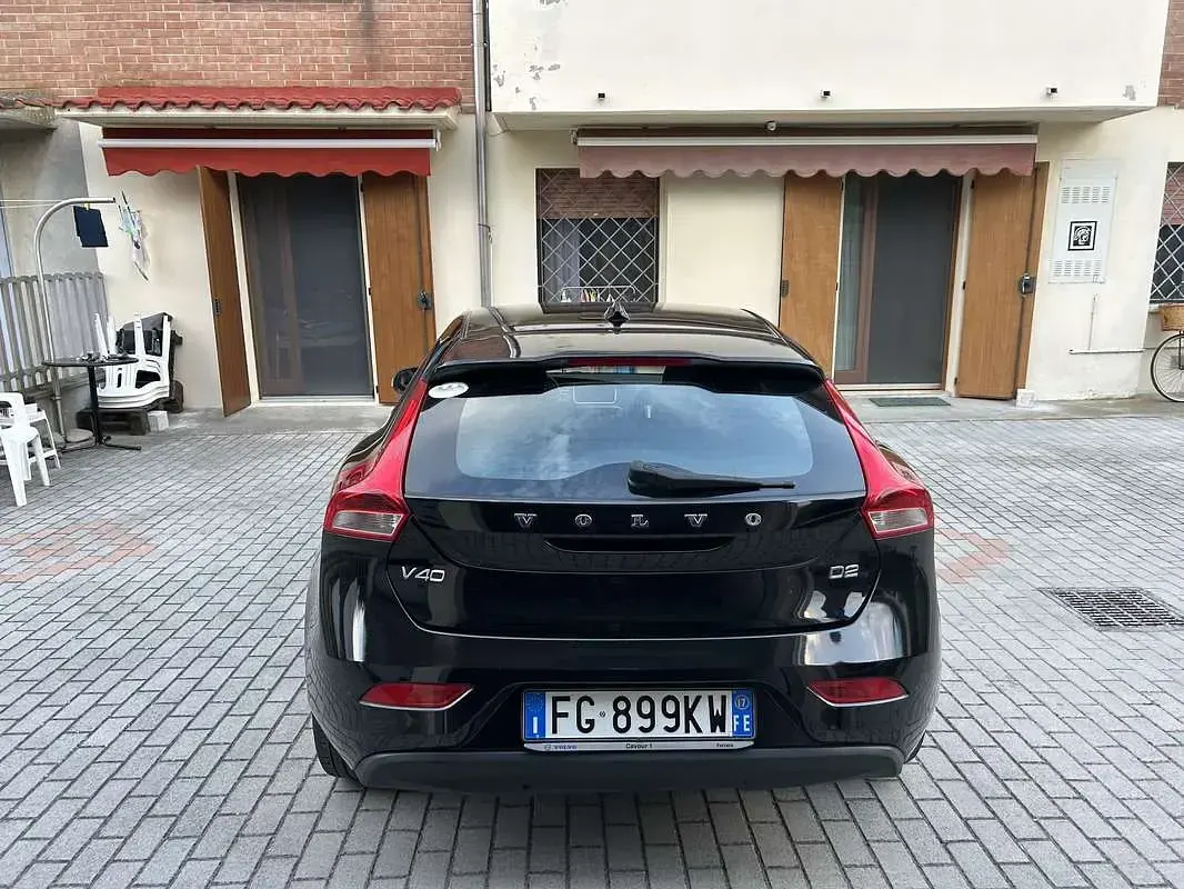 Usata Volvo V40 Business Edition 120 CV (88 kW) 2017 Nero Berlina