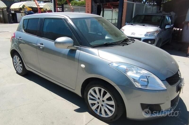 Grigio Usata 2010 Suzuki Swift Tre volumi | 4000 € (Buon prezzo) - Immagine 1/4