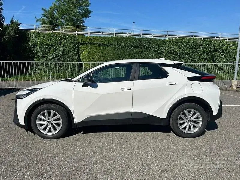 Usata Toyota C-HR Active 140 CV (102 kW) 2024 Bianco SUV