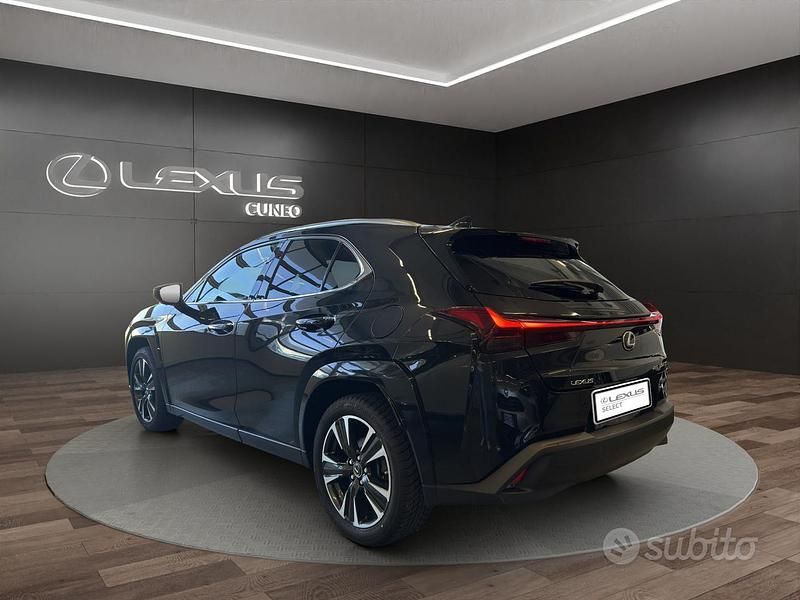 Usata Lexus UX 250h Luxury Line 184 CV (135 kW) 2023 Black met SUV