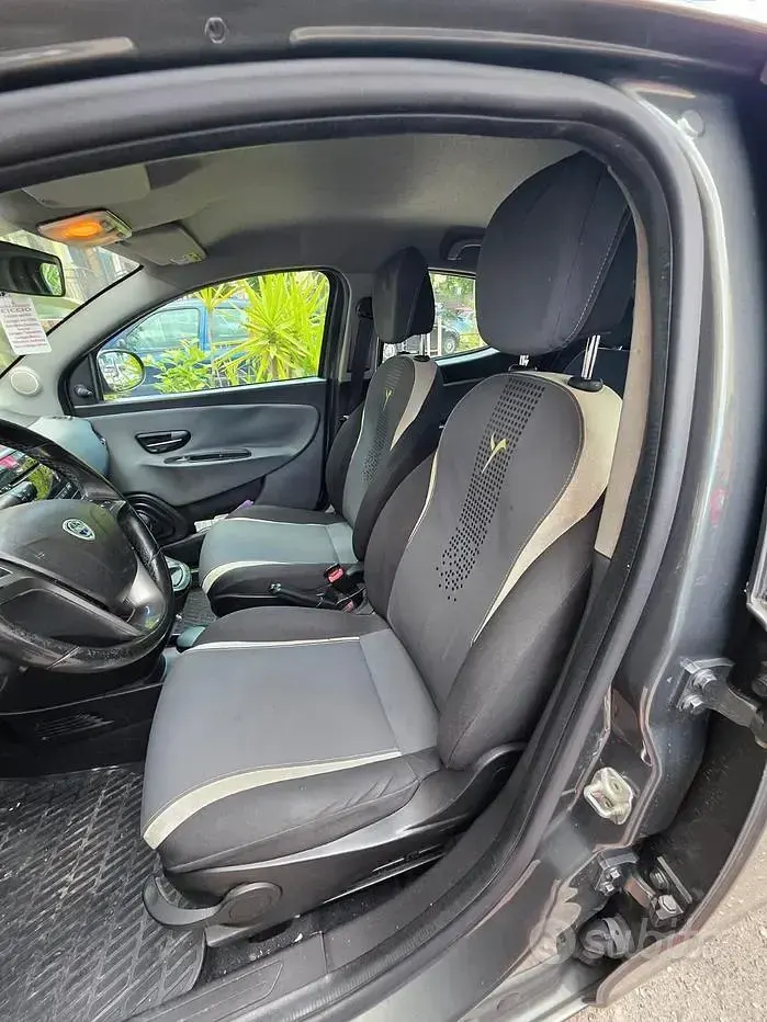 Usata Lancia Ypsilon 69 CV (50 kW) 2014 Grigio Utilitaria