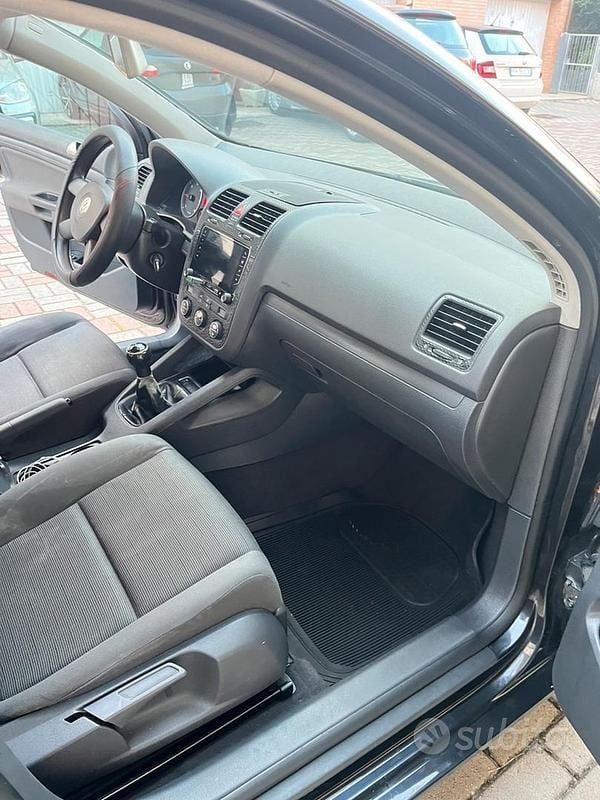 Usata VW Golf V 105 CV (77 kW) 2004 Nero Utilitaria