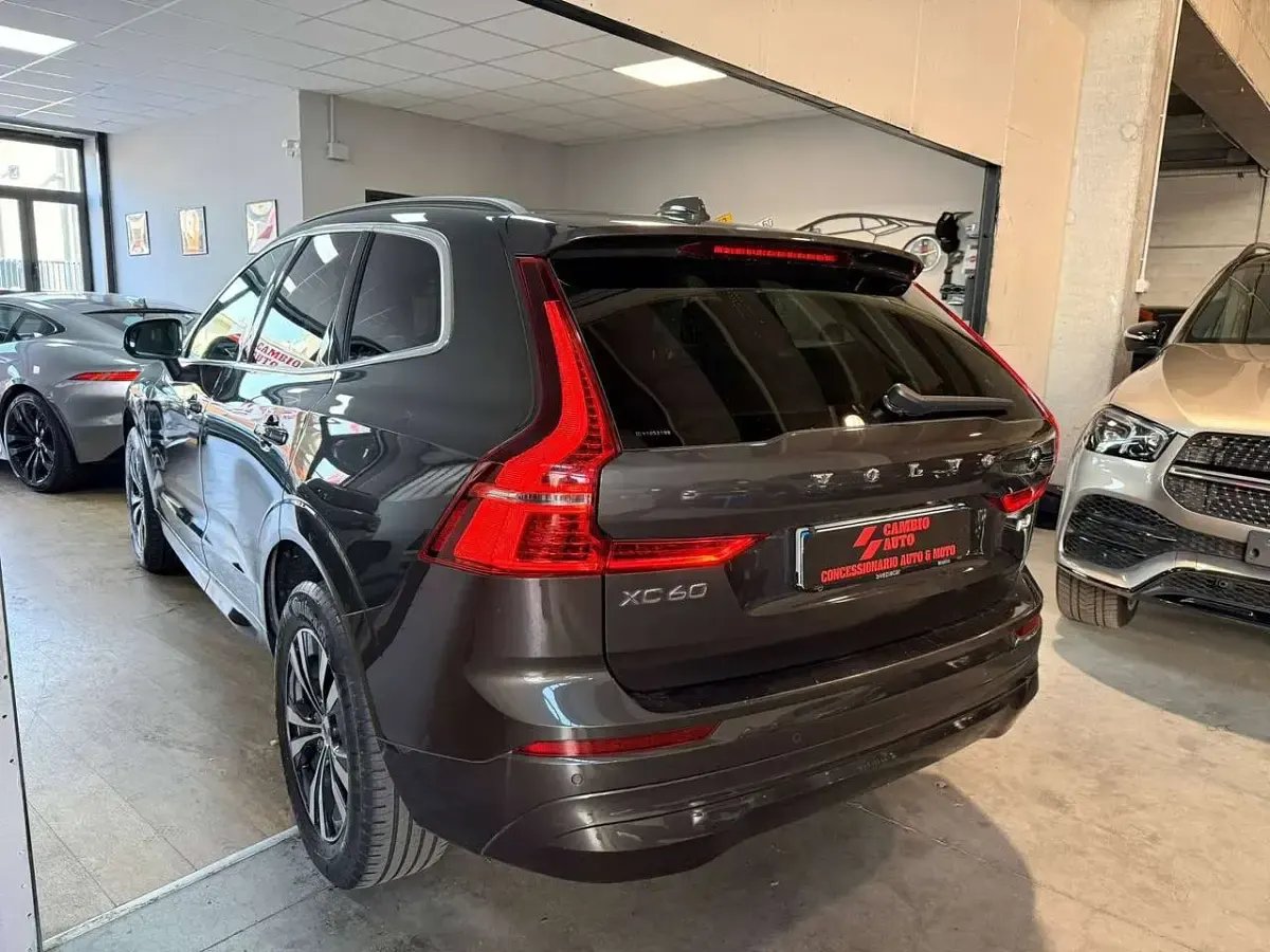 Usata Volvo XC60 Momentum 197 CV (144 kW) 2022 Marrone SUV