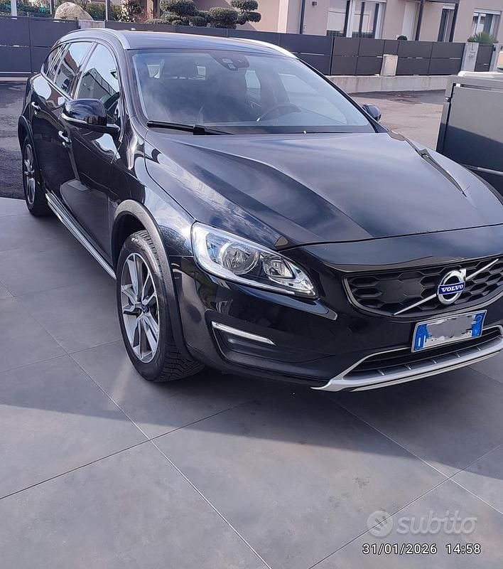 Nero Usata 2017 Volvo V60 CC Momentum Station wagon | 15.000 € (Buon prezzo) - Immagine 1/4