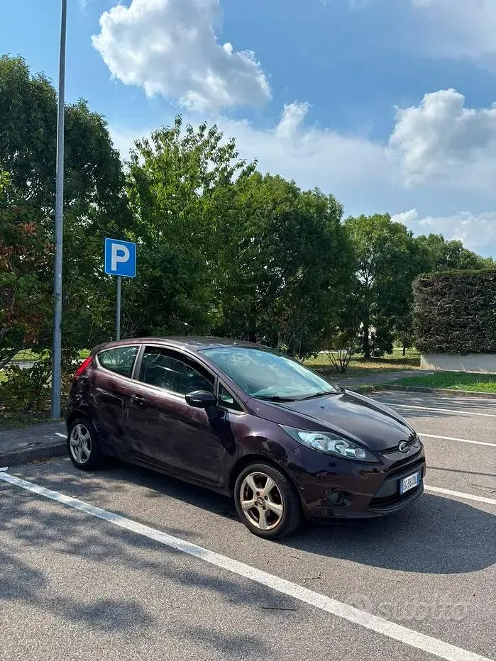 Usata Ford Fiesta Titanium 82 CV (60 kW) 2010 Viola Berlina