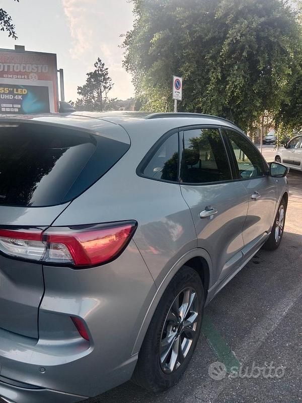 Usata Ford Kuga 120 CV (88 kW) 2022 Grigio SUV