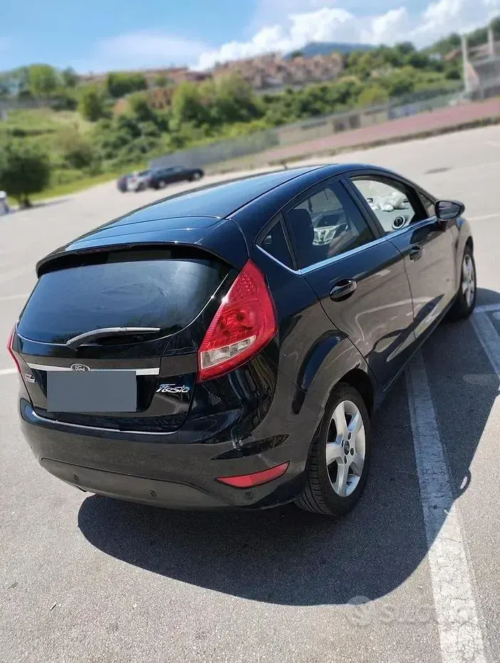 Usata Ford Fiesta 97 CV (71 kW) 2010 Nero Berlina