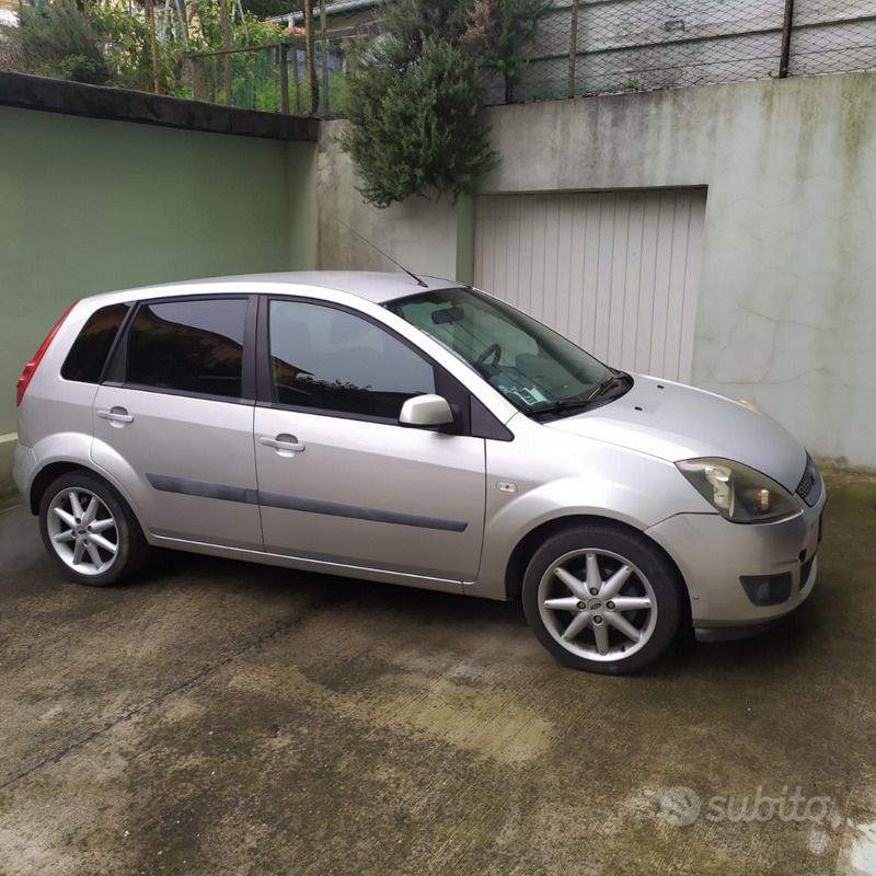 Second-hand Ford Fiesta 2007 Gri Hatchback