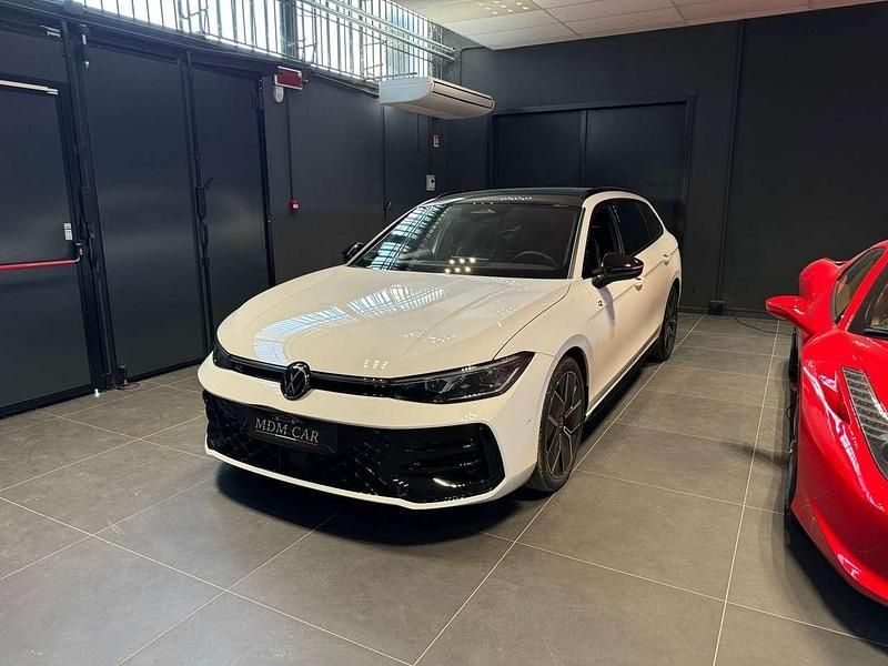 Bianco Nuova 2025 VW Passat R-line Station wagon | 51.900 € (Molto cara) - Immagine 1/4