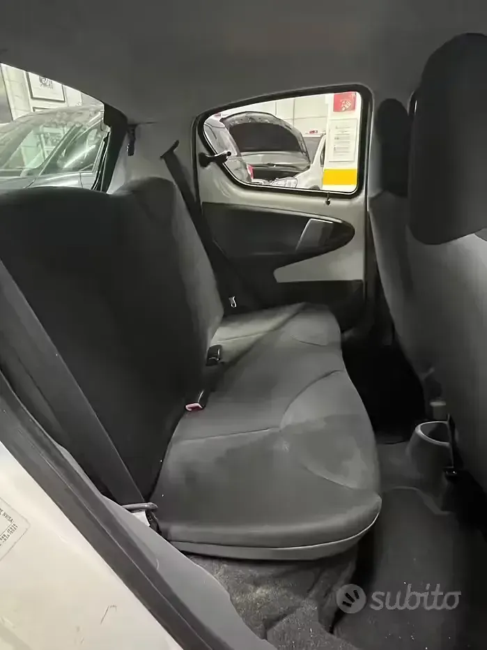 Second-hand Toyota Aygo Connect Style 68 CP (50 kW) 2011 Alb Hatchback