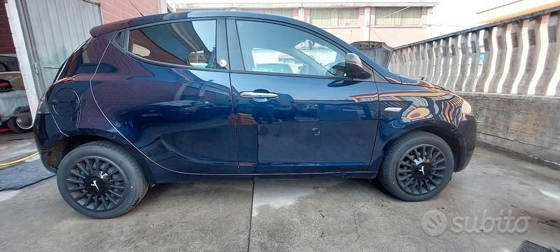 Usata Lancia Ypsilon 69 CV (50 kW) 2017 Blu Utilitaria