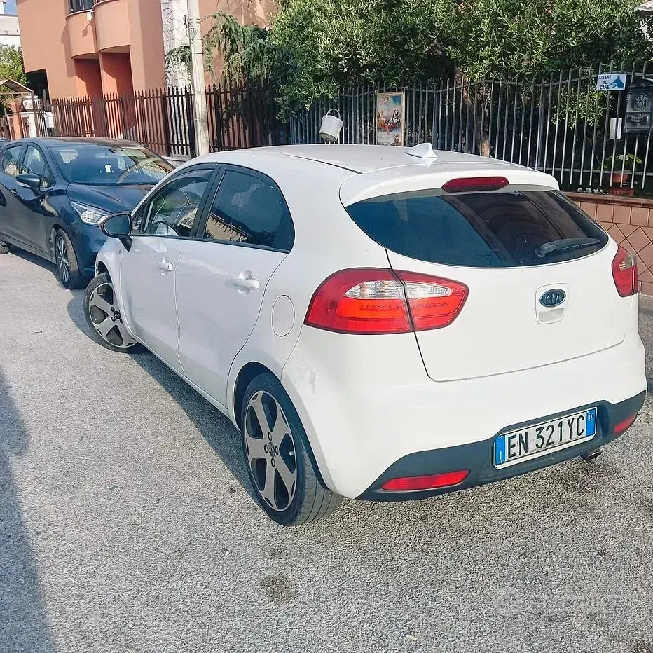 Usata Kia Rio 75 CV (55 kW) 2013 Bianco Berlina