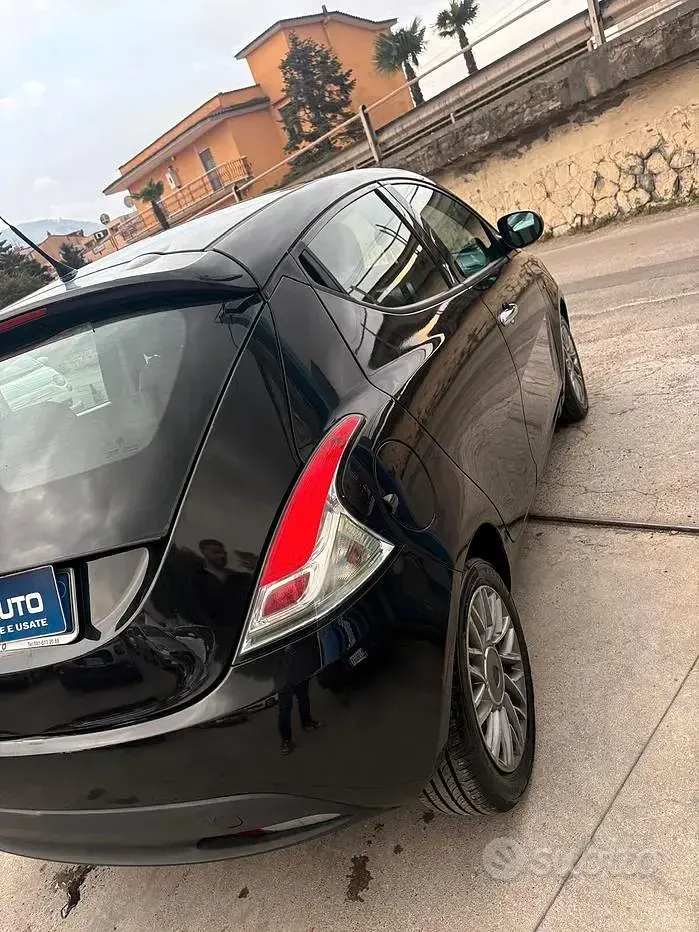 Usata Lancia Ypsilon 69 CV (50 kW) 2012 Nero Utilitaria