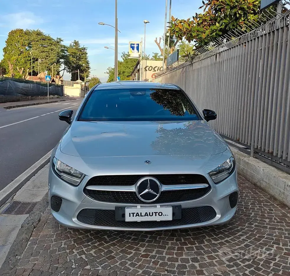 Usado Mercedes A200 Business 150 CV (110 kW) 2021 Gris Berlina