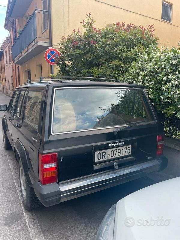 Usata Jeep Cherokee 130 CV (95 kW) 1989 Nero SUV