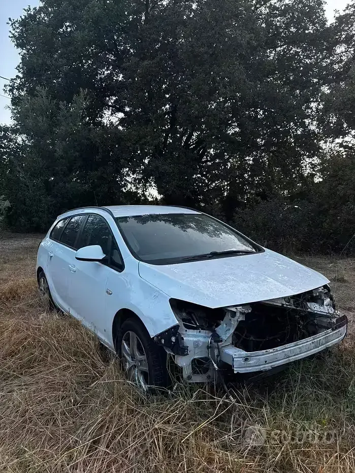 Usata Opel Astra 110 CV (80 kW) 2011 Bianco Station wagon