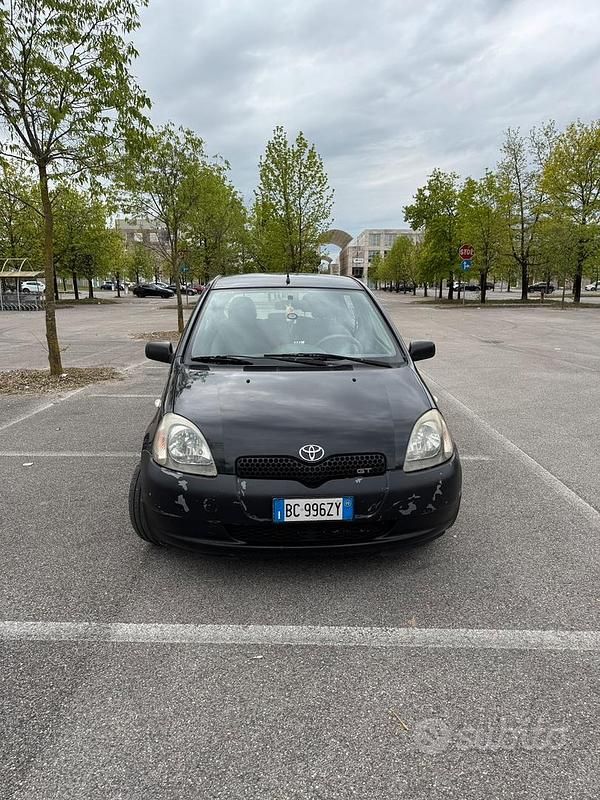 Usata Toyota Yaris 68 CV (50 kW) 1999 Nero Utilitaria
