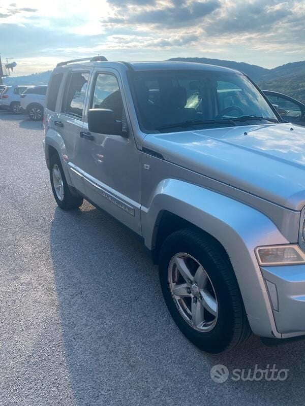 Usata Jeep Cherokee 163 CV (119 kW) 2009 Grigio SUV