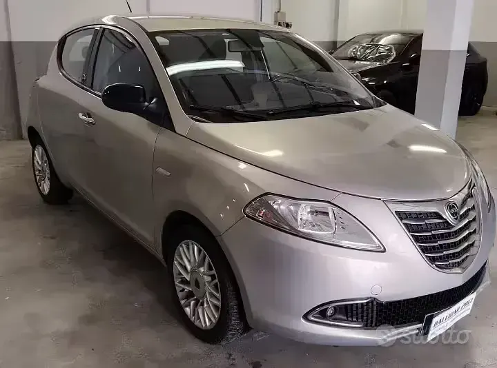 Usata Lancia Ypsilon 69 CV (50 kW) 2015 Beige Utilitaria