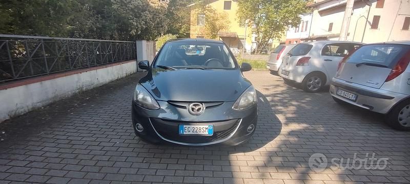 Begagnad Mazda 2 Trendy 75 HK (55 kW) 2011 Grå Halvkombi