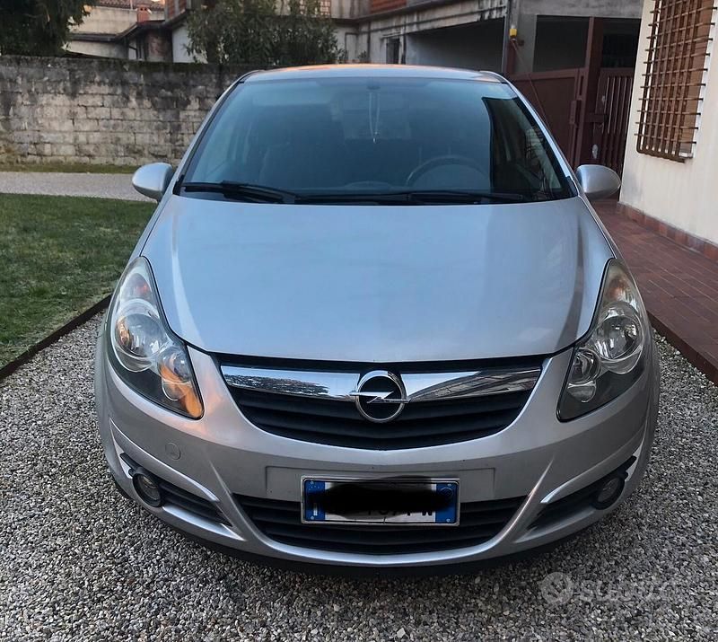 Usata Opel Corsa 90 CV (66 kW) 2010 Utilitaria