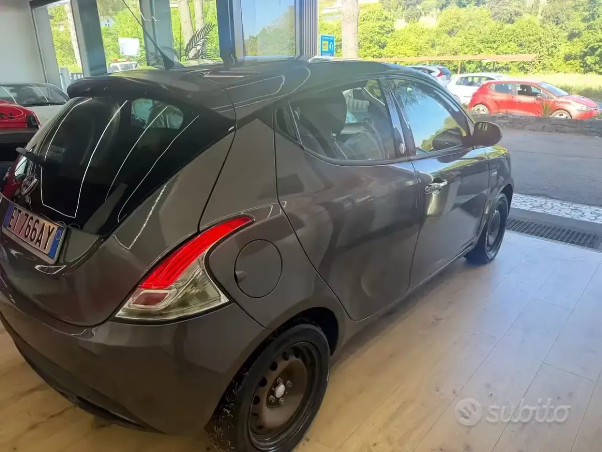 Usata Lancia Ypsilon 69 CV (50 kW) 2014 Grigio Utilitaria