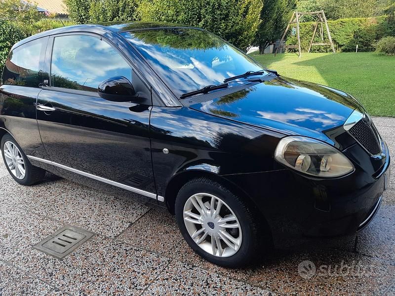 Usata Lancia Ypsilon 77 CV (56 kW) 2012 Nero Utilitaria