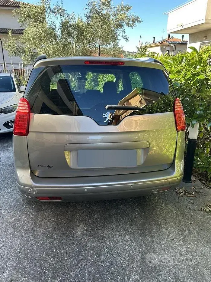 Usata Peugeot 5008 109 CV (80 kW) 2010 Grigio Monovolume
