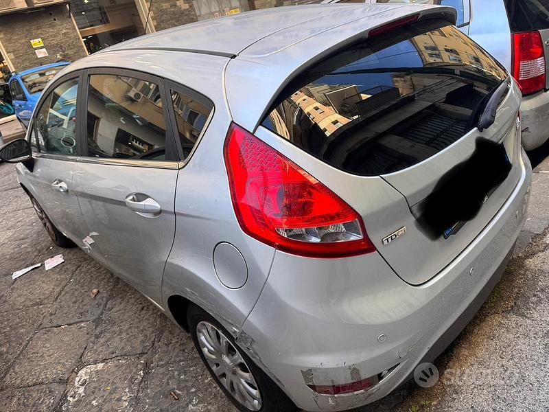 Usata Ford Fiesta 90 CV (66 kW) 2009 Grigio Utilitaria