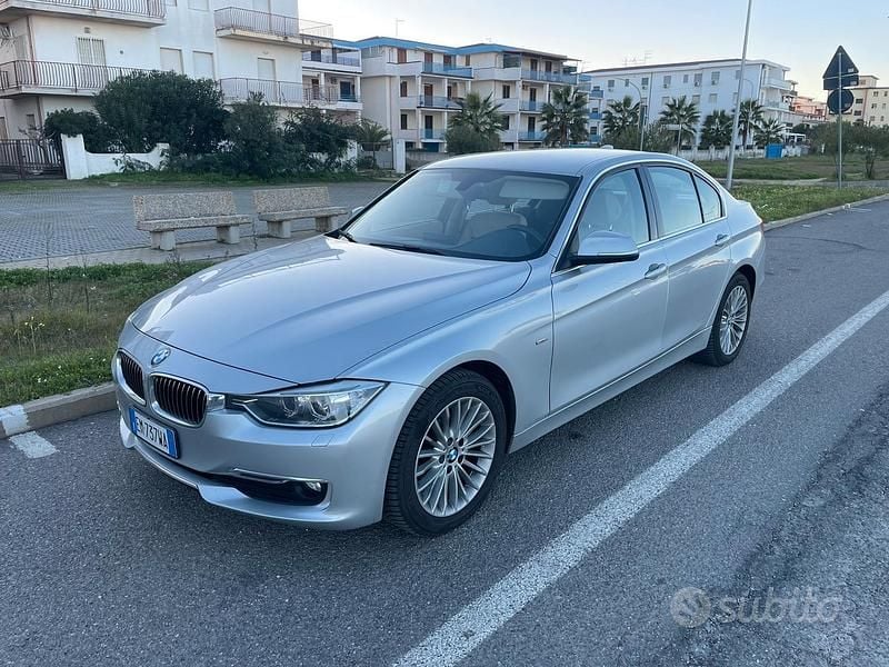 Usata BMW 318 Luxury Line 143 CV (105 kW) 2012 Grigio Berlina