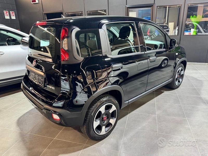 Usata Fiat Panda Cross Cross 69 CV (50 kW) 2023 Nero metallizzato Utilitaria
