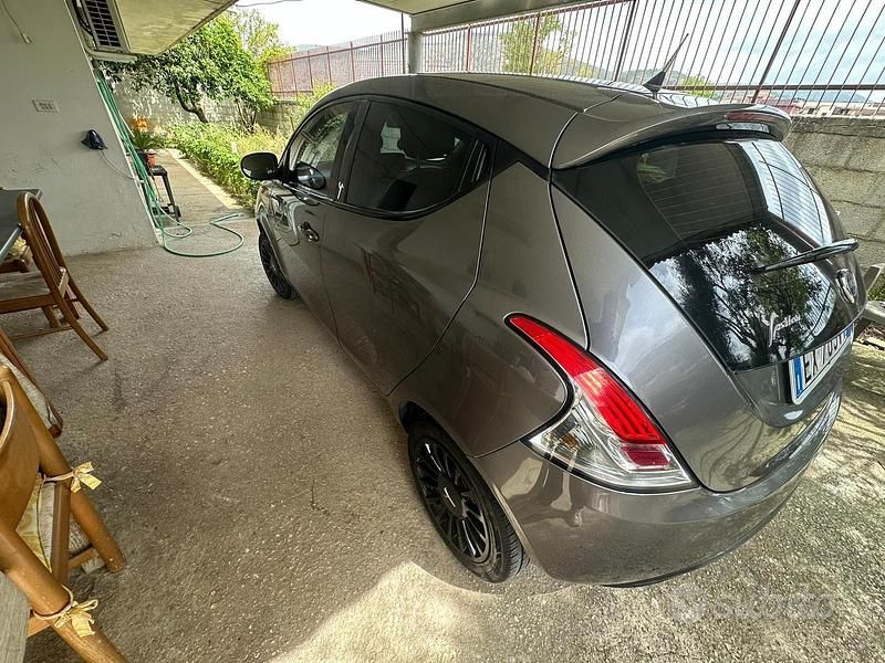 Usata Lancia Ypsilon Silver 69 CV (50 kW) 2015 Grigio Utilitaria
