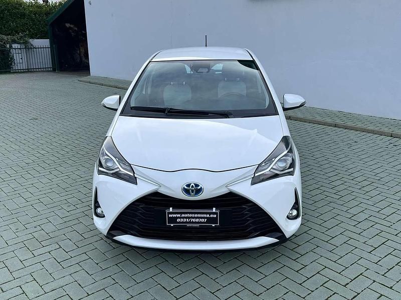 Usata Toyota Yaris Hybrid Business Edition 73 CV (53 kW) 2019 Bianco Berlina