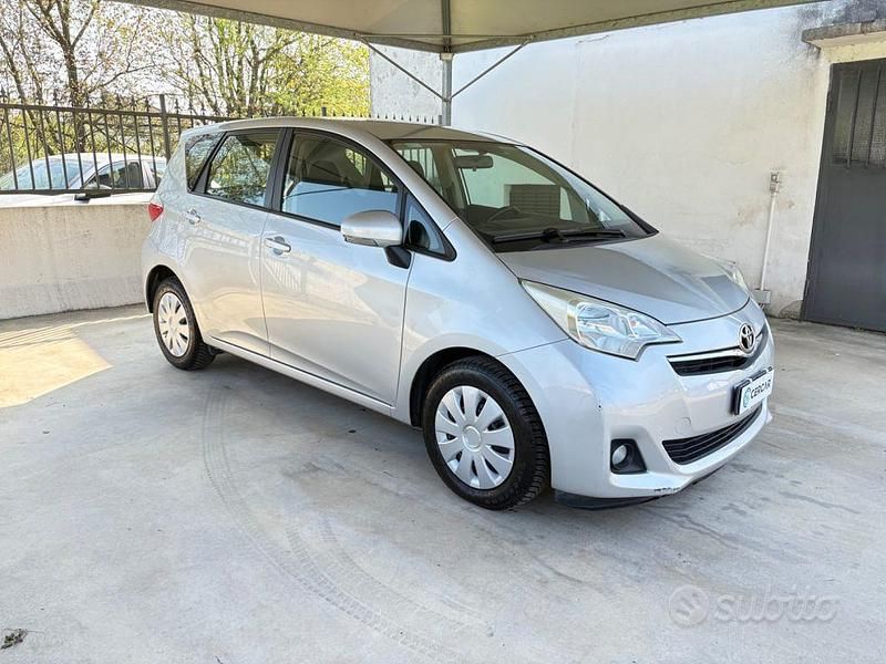 Usata Toyota Verso-S Style 99 CV (72 kW) 2012 Grigio Monovolume