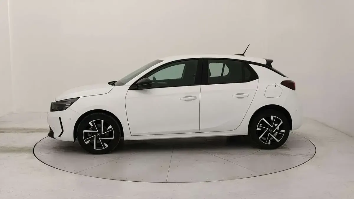 Usata Opel Corsa 101 CV (74 kW) 2025 Arktis white Utilitaria
