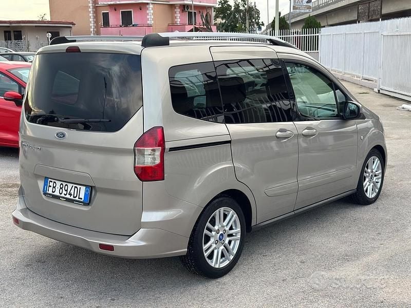 Usata Ford Tourneo Courier 95 CV (69 kW) 2015 Grigio Monovolume