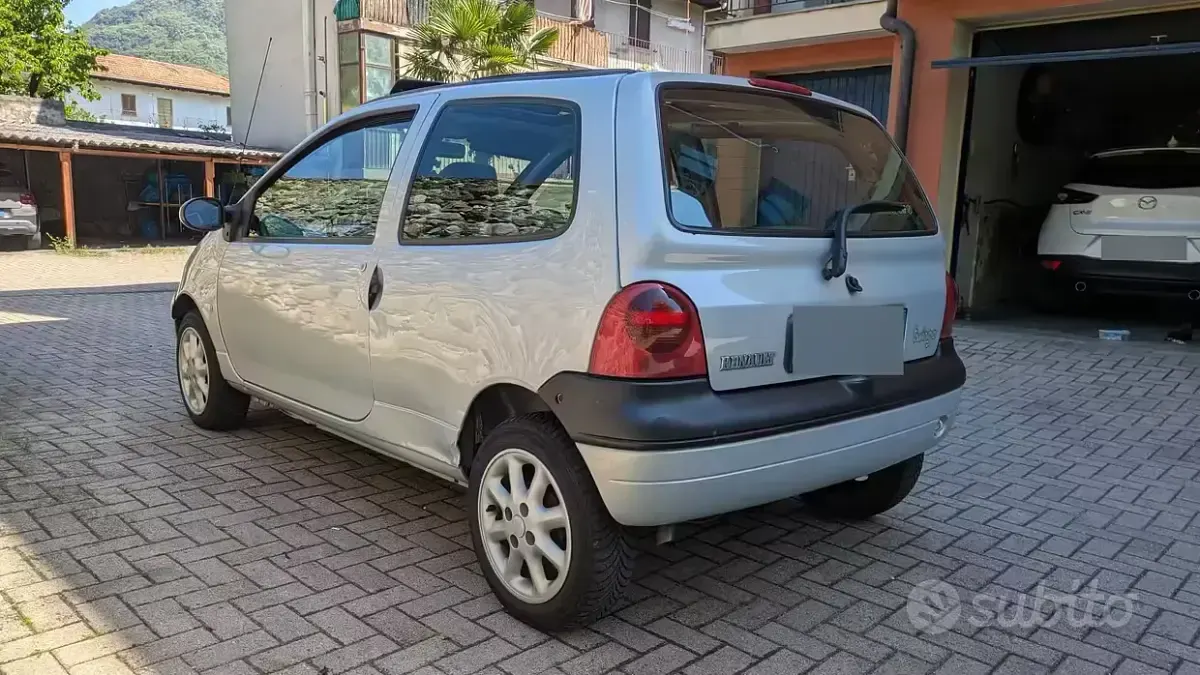 Usado Renault Twingo Authentique 58 CV (42 kW) 2001 Gris Utilitario